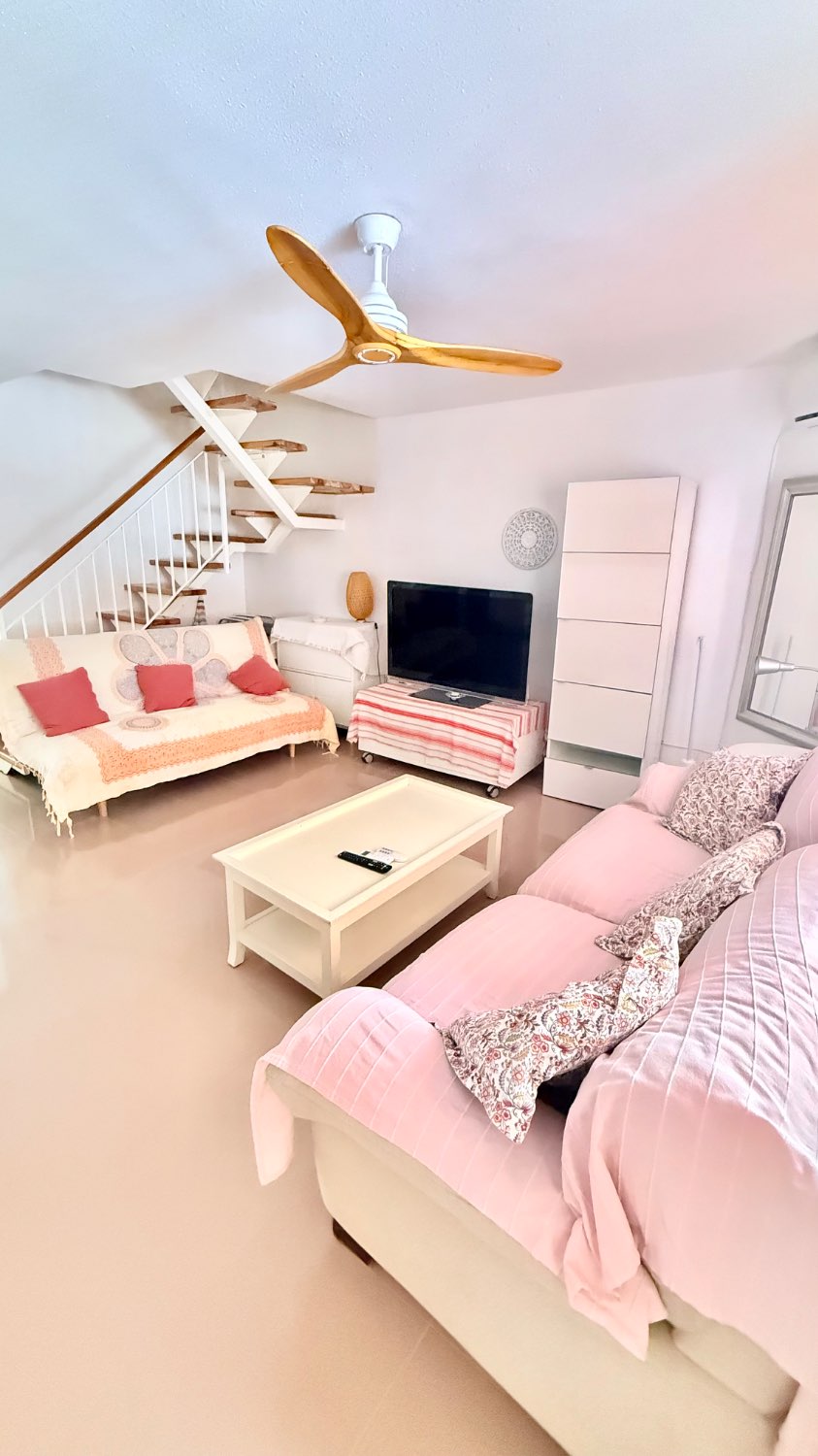 MAGNIFIQUE DUPLEX DE DEUX ÉTAGES AU BORD DE LA MER