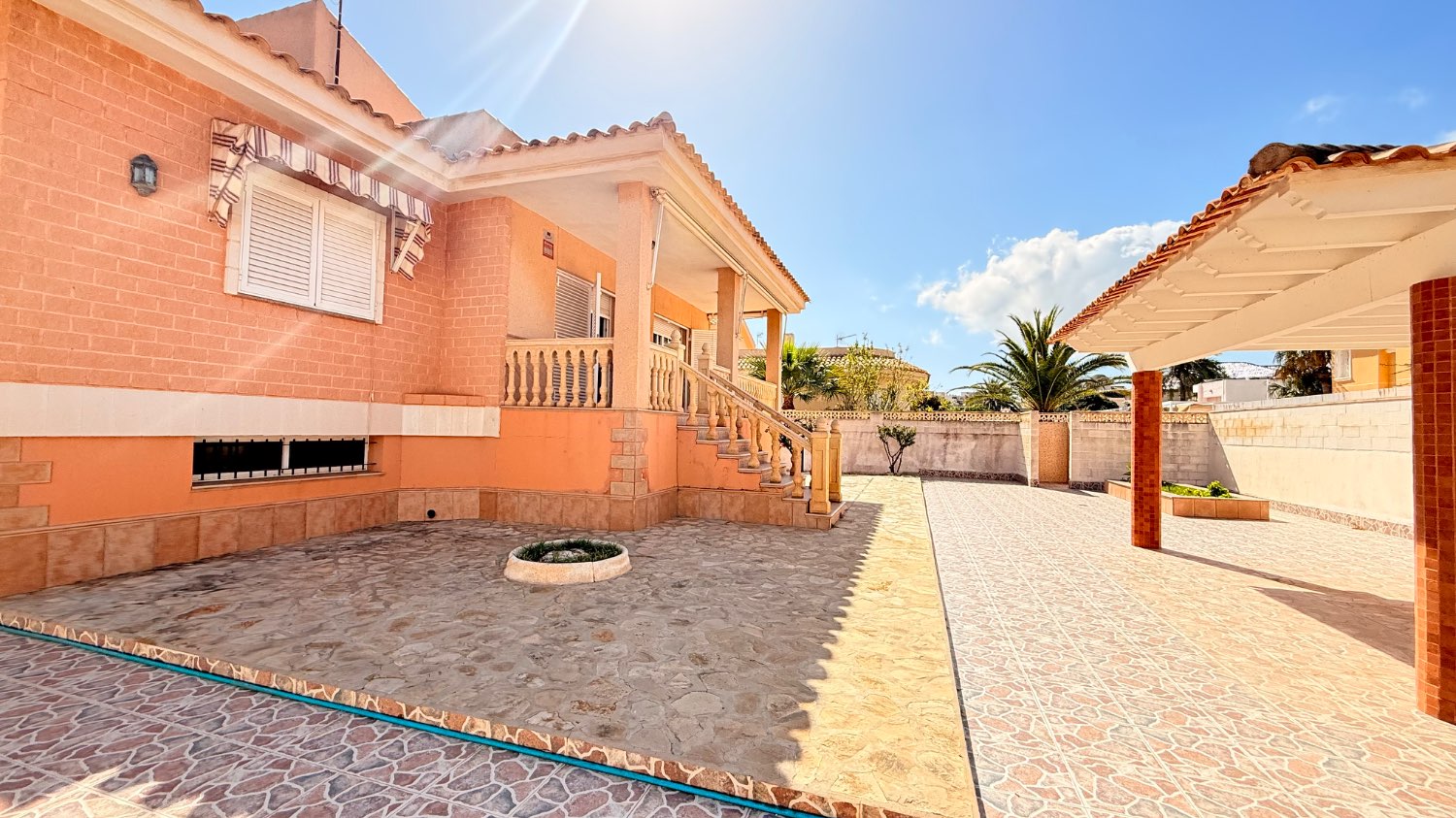 VILLA INDIPENDENTE CON TERRENO