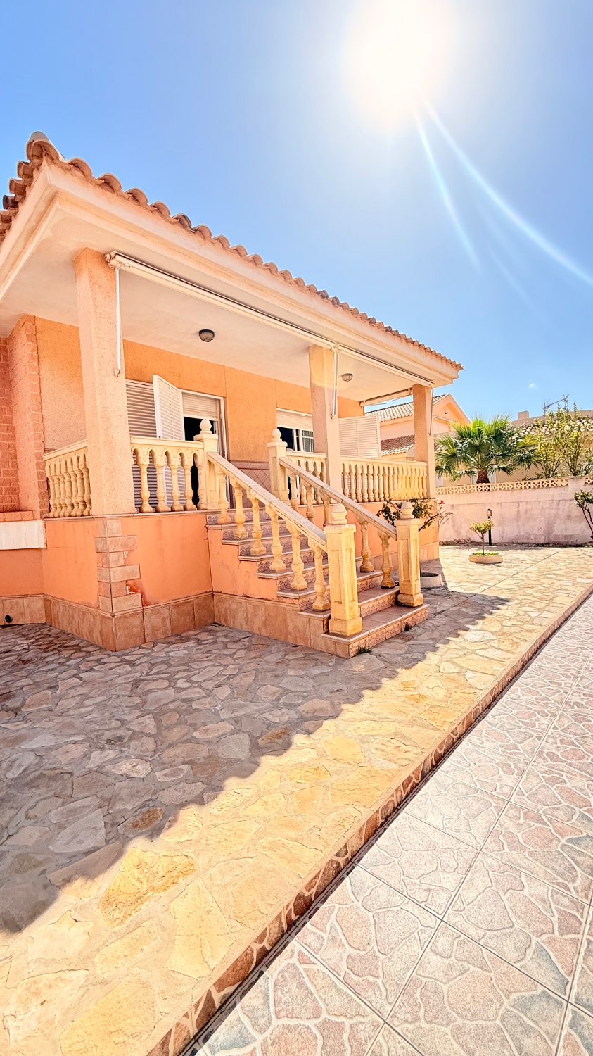 VILLA INDIPENDENTE CON TERRENO