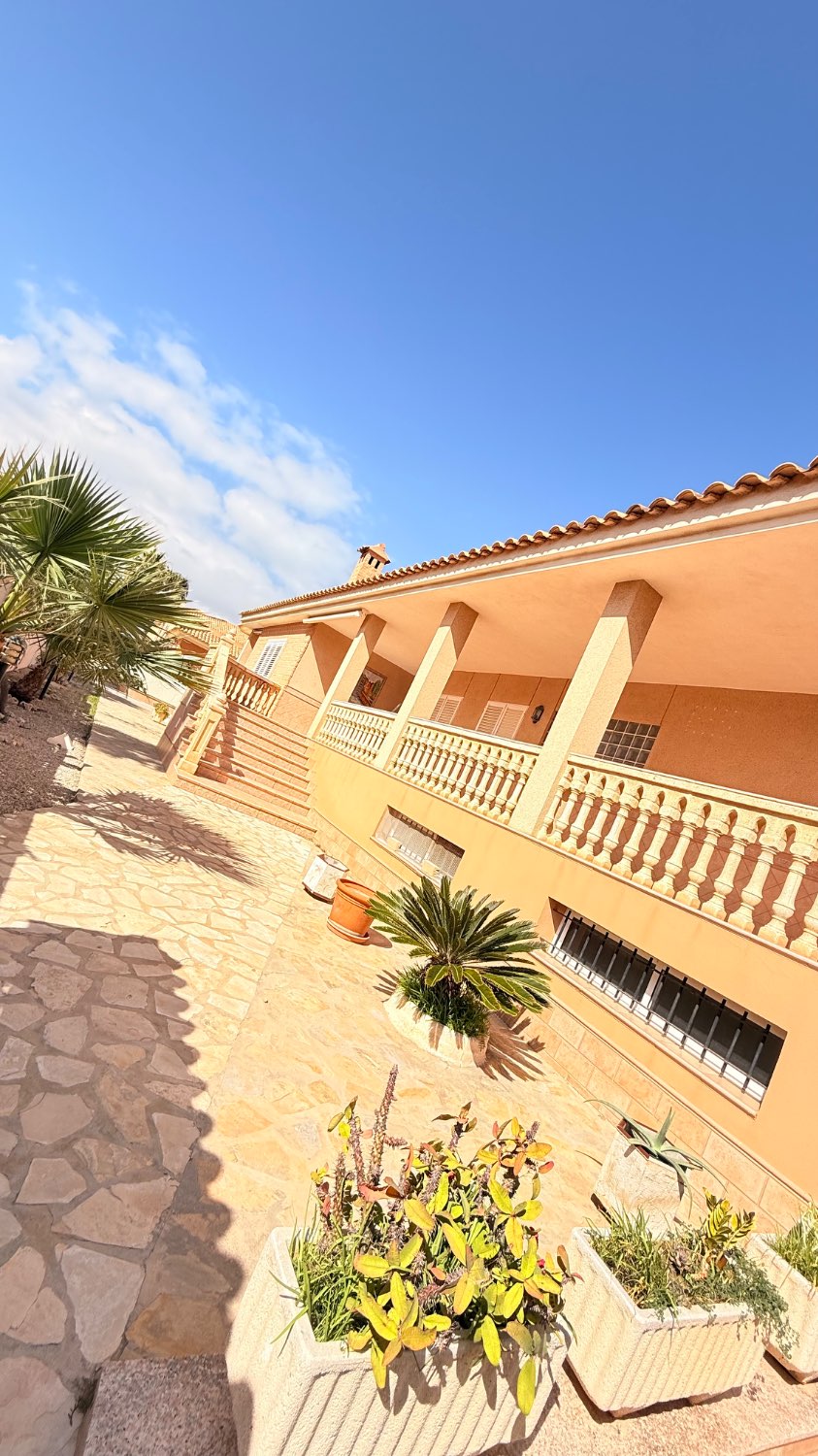 VILLA INDIPENDENTE CON TERRENO