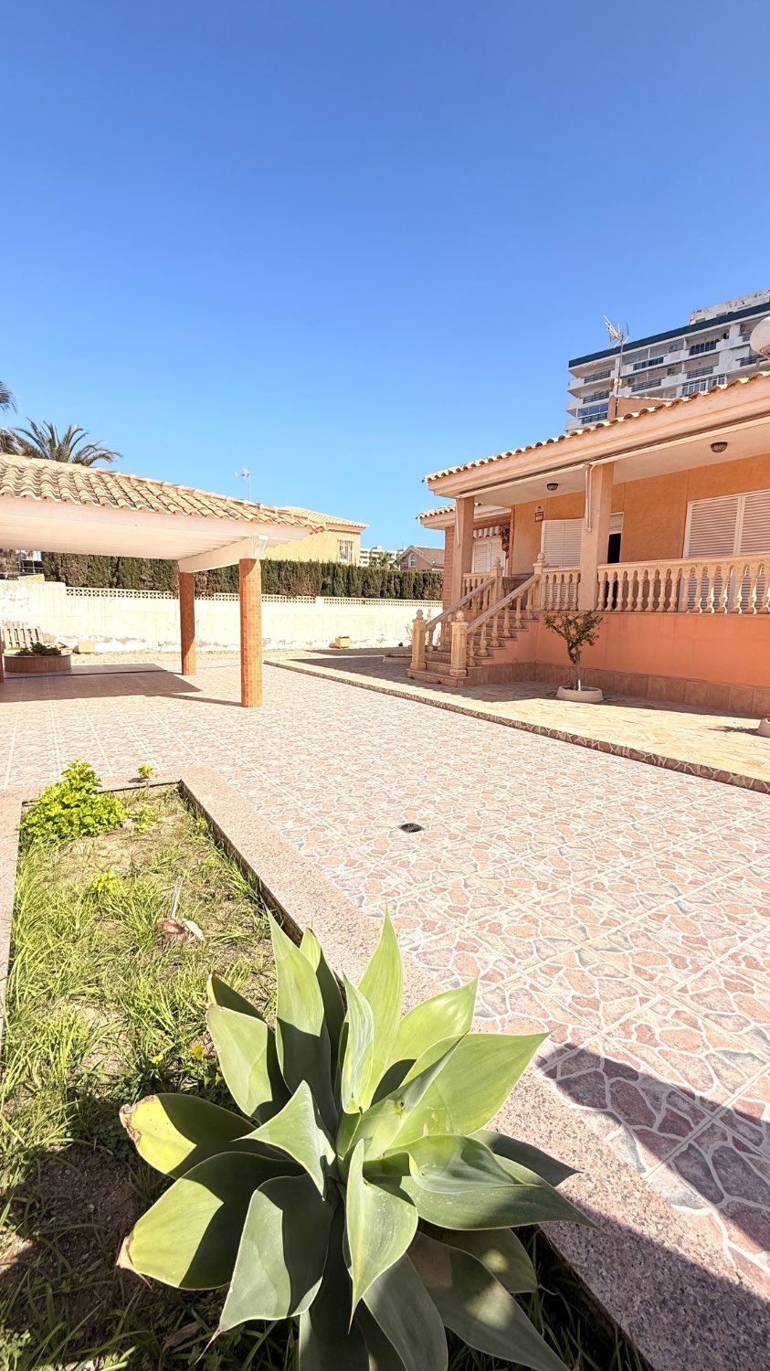 VILLA INDIPENDENTE CON TERRENO