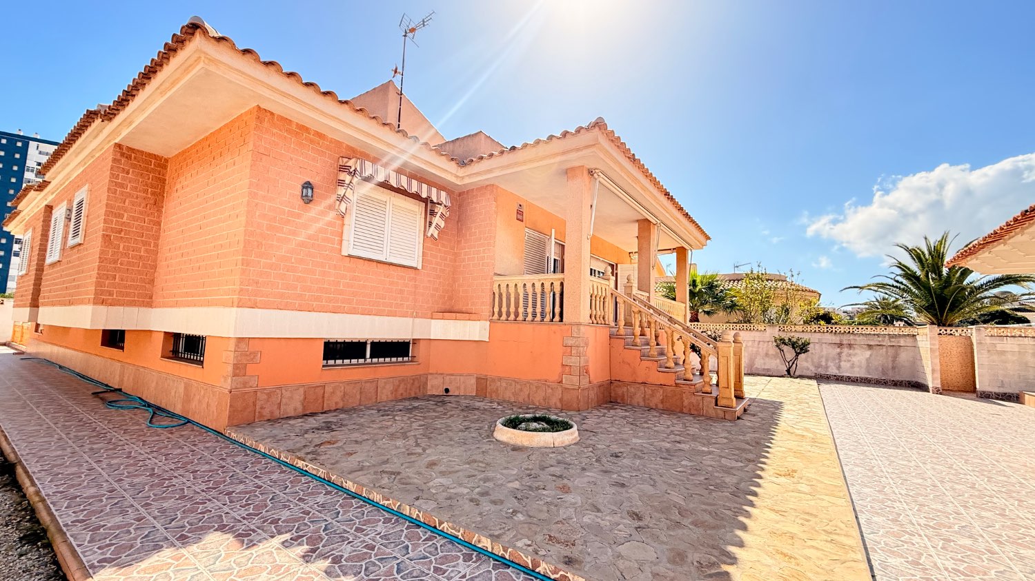 VILLA INDIPENDENTE CON TERRENO