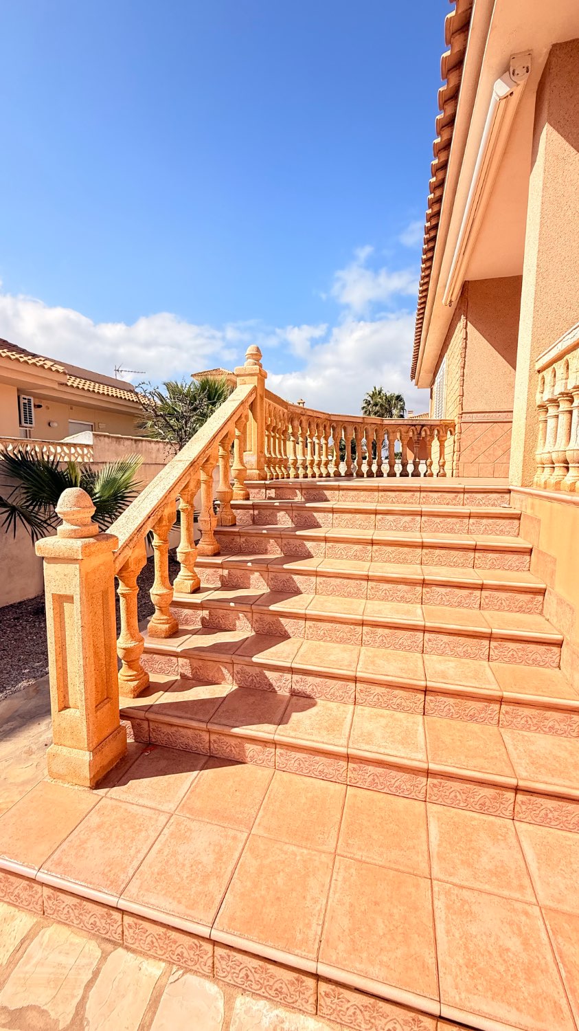 VILLA INDIPENDENTE CON TERRENO