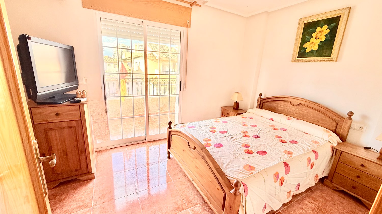 AMPLIO DUPLEX DE TRES DORMITORIOS CON GARAJE