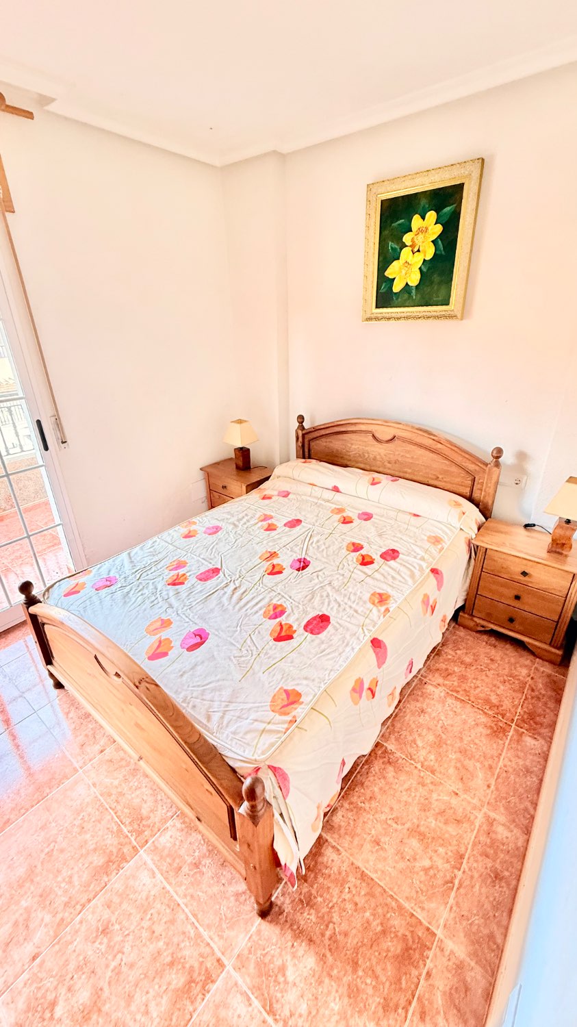 AMPLIO DUPLEX DE TRES DORMITORIOS CON GARAJE