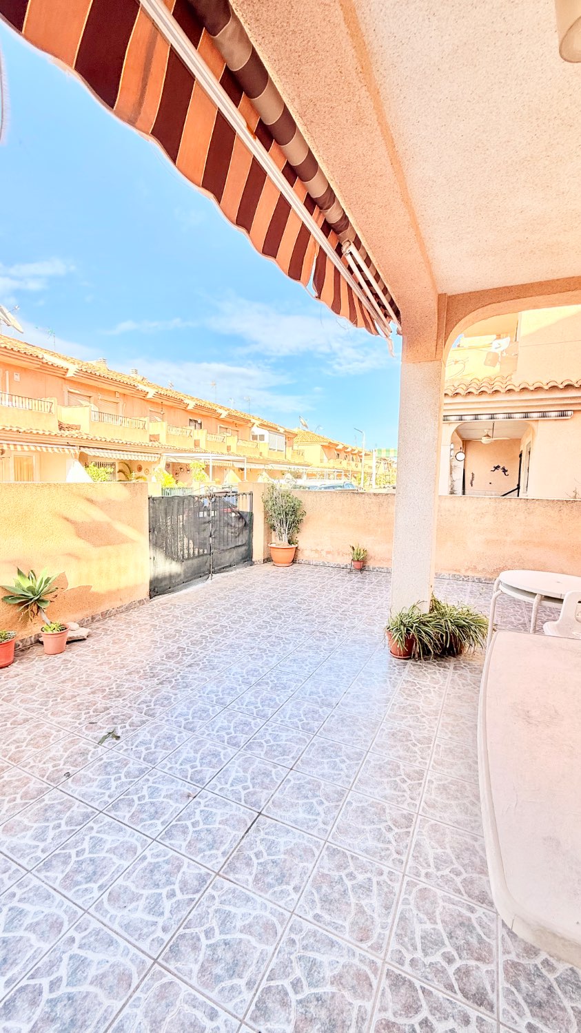 AMPLIO DUPLEX DE TRES DORMITORIOS CON GARAJE