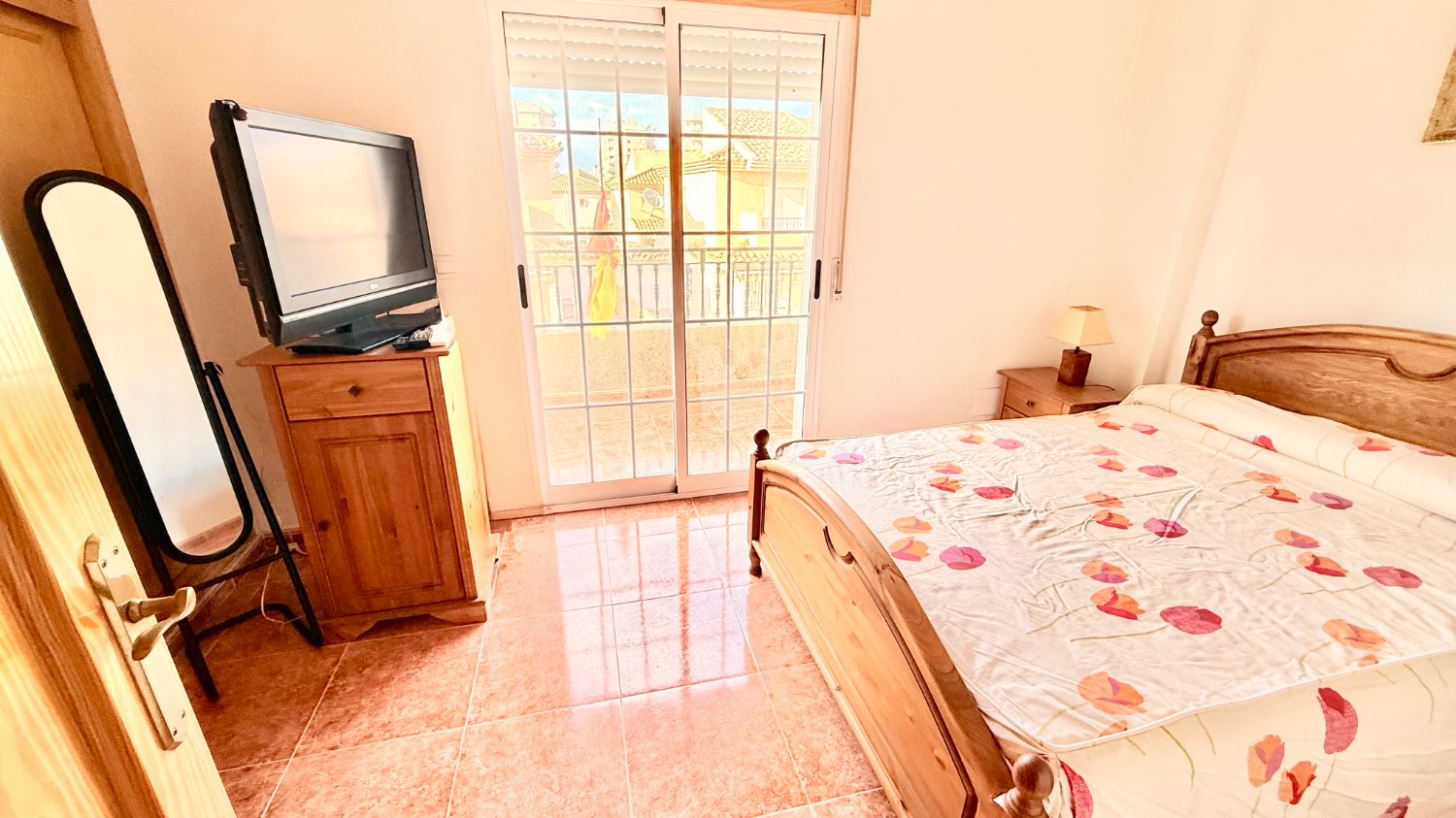 AMPLIO DUPLEX DE TRES DORMITORIOS CON GARAJE