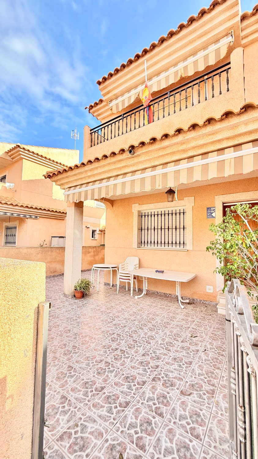 AMPLIO DUPLEX DE TRES DORMITORIOS CON GARAJE