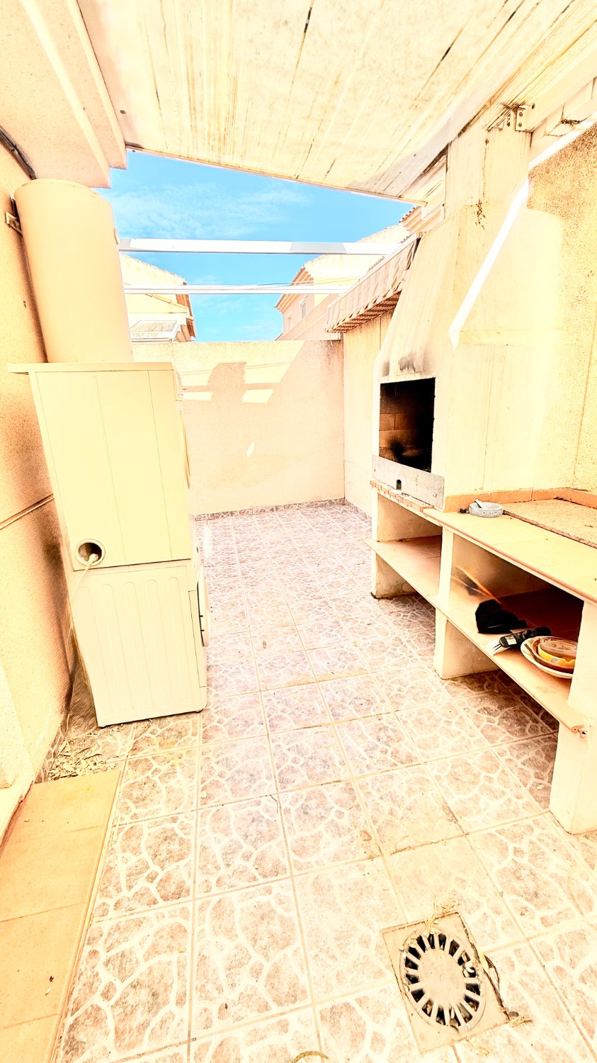 AMPLIO DUPLEX DE TRES DORMITORIOS CON GARAJE