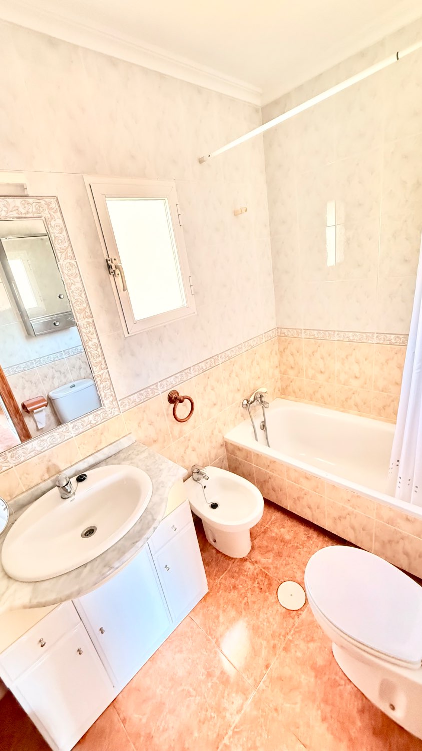 AMPLIO DUPLEX DE TRES DORMITORIOS CON GARAJE