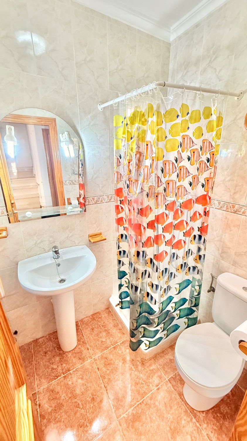 AMPLIO DUPLEX DE TRES DORMITORIOS CON GARAJE