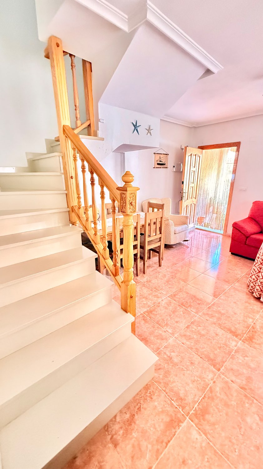 AMPLIO DUPLEX DE TRES DORMITORIOS CON GARAJE