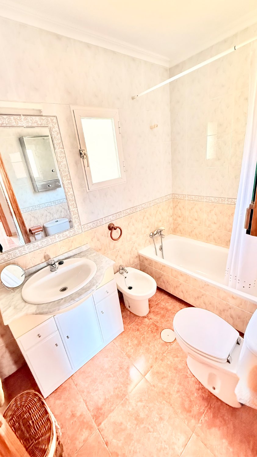 AMPLIO DUPLEX DE TRES DORMITORIOS CON GARAJE