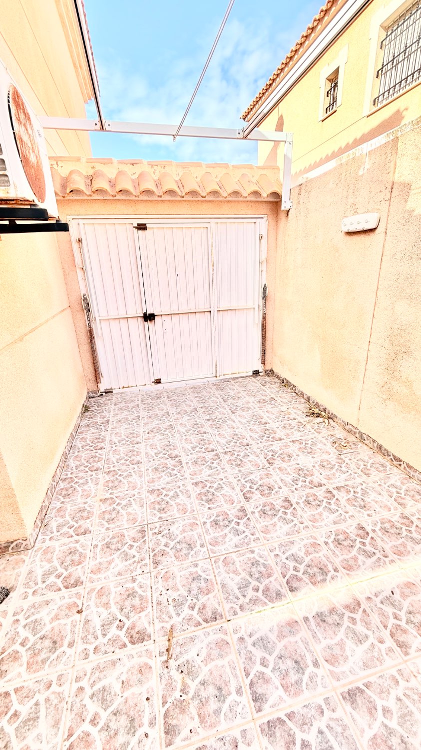 AMPLIO DUPLEX DE TRES DORMITORIOS CON GARAJE