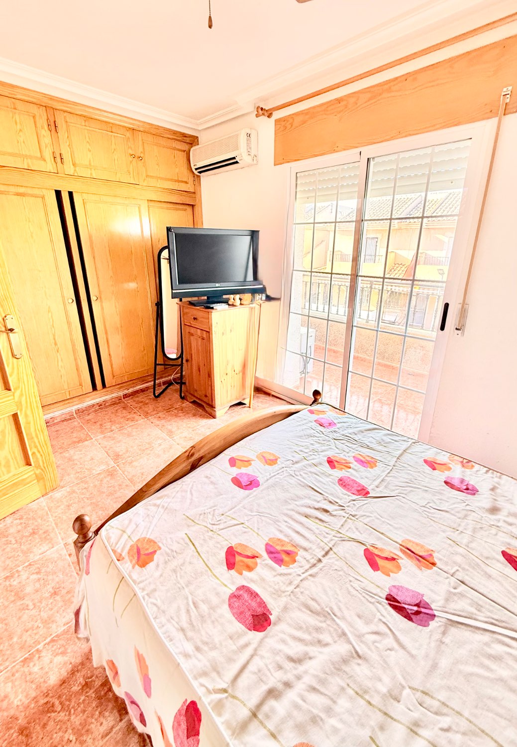 AMPLIO DUPLEX DE TRES DORMITORIOS CON GARAJE