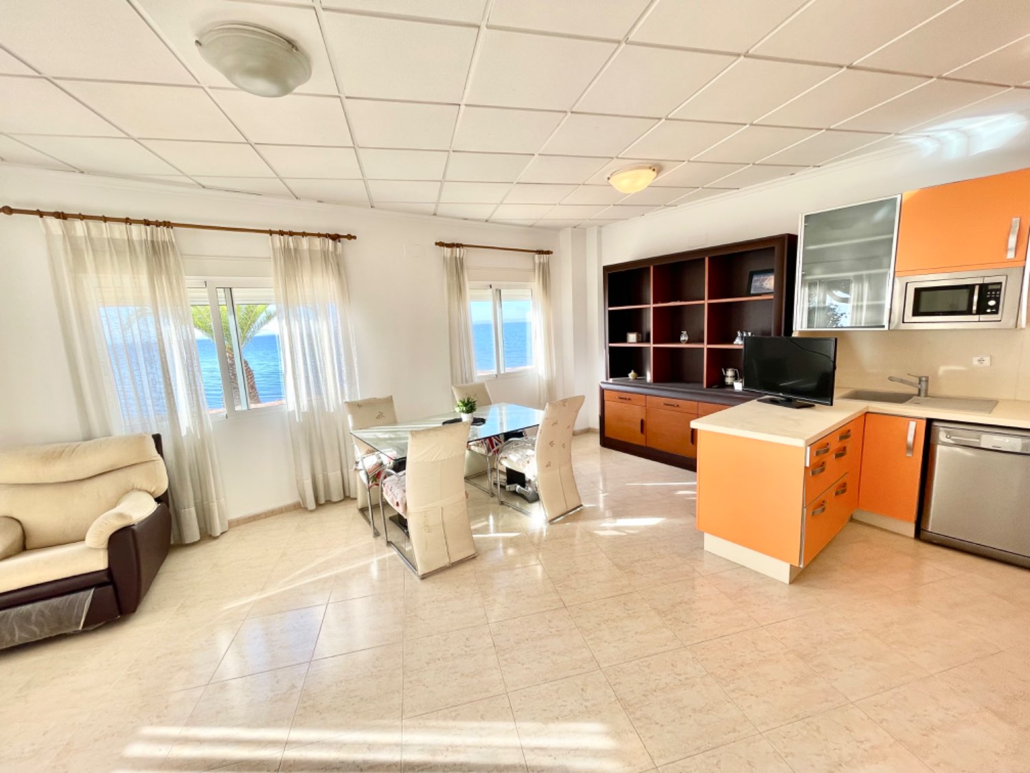 BAJO DE UN DORMITORIO EN PRIMERA LINEA