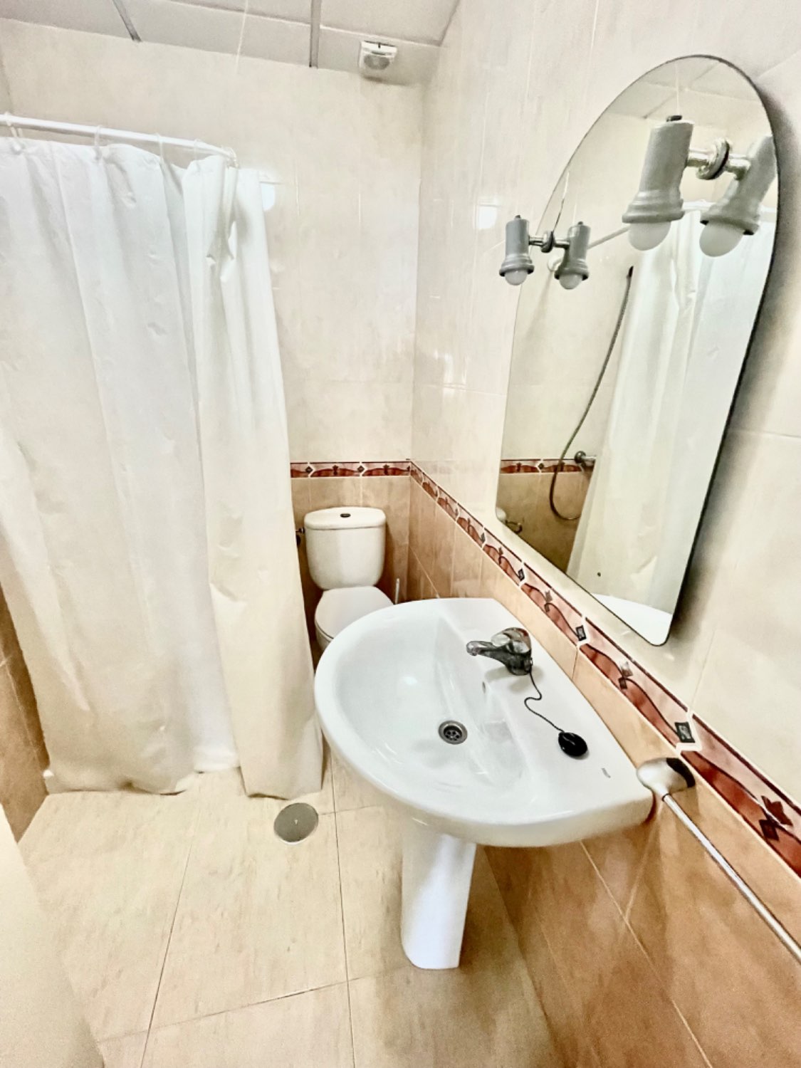 BAJO DE UN DORMITORIO EN PRIMERA LINEA