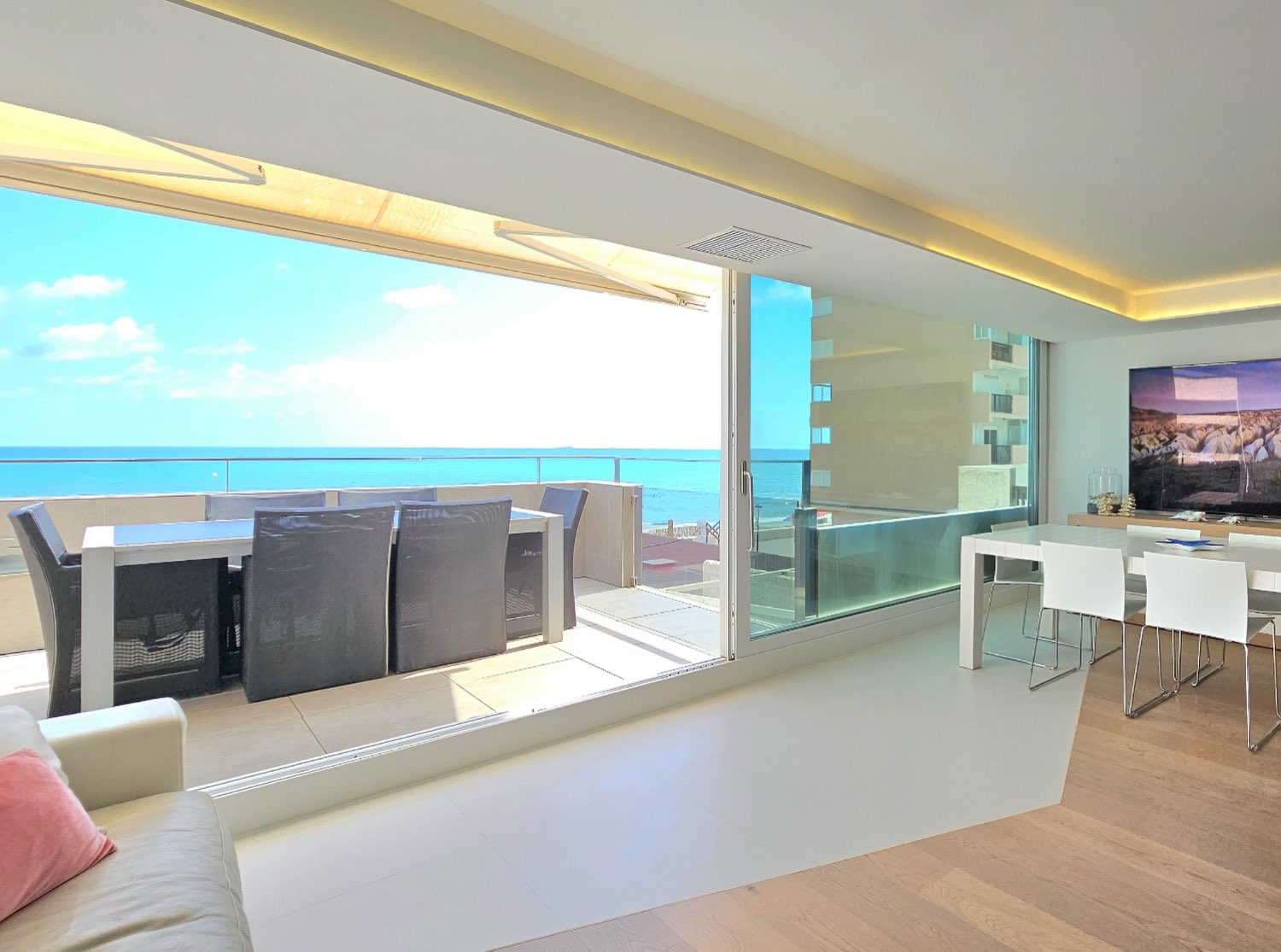 APPARTEMENT DE LUXE AVEC VUE SUR LA MÉDITERRANÉE