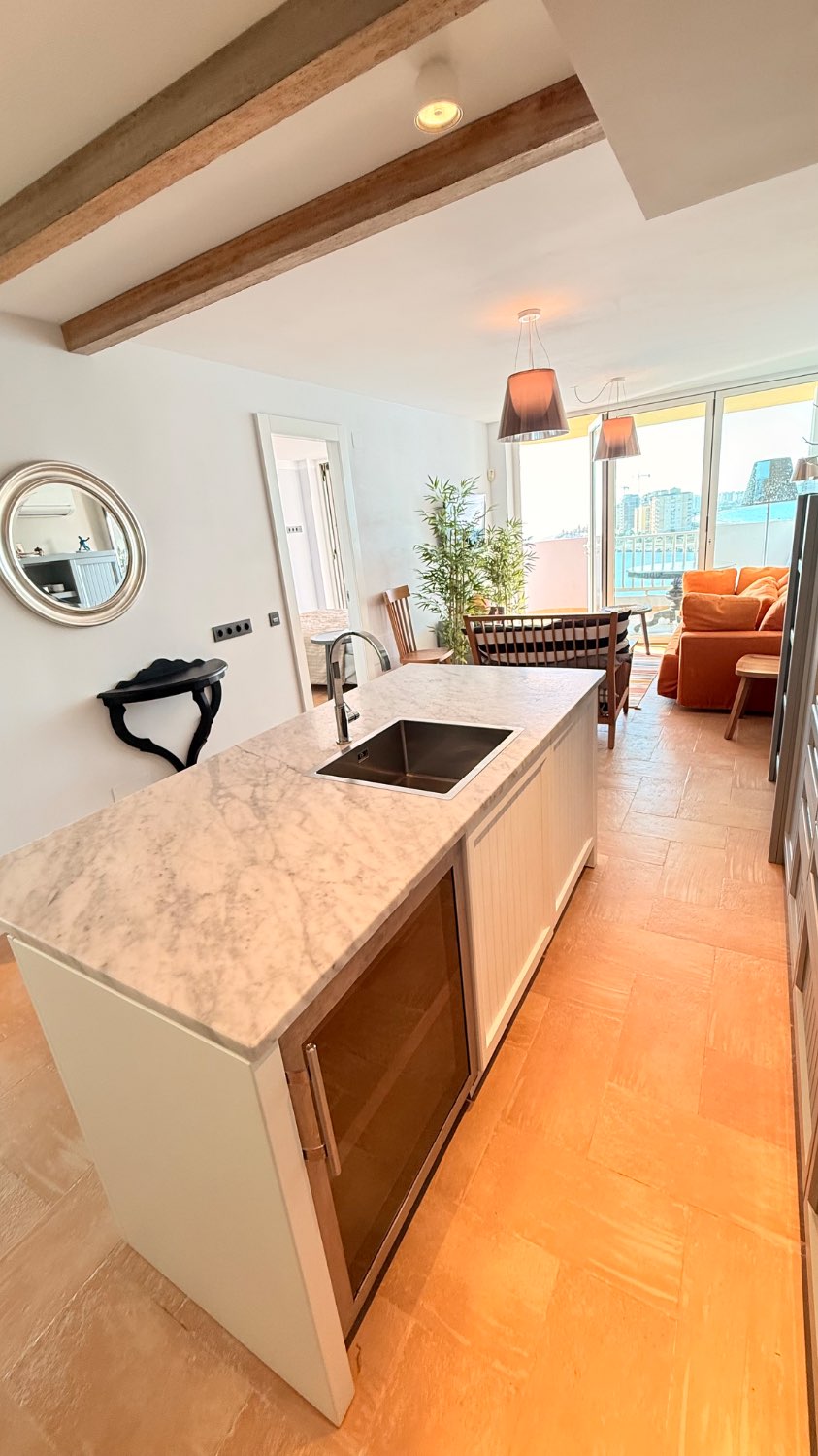 BEAUTIFUL AND SPACIOUS APARTMENT WITH VIEWS
