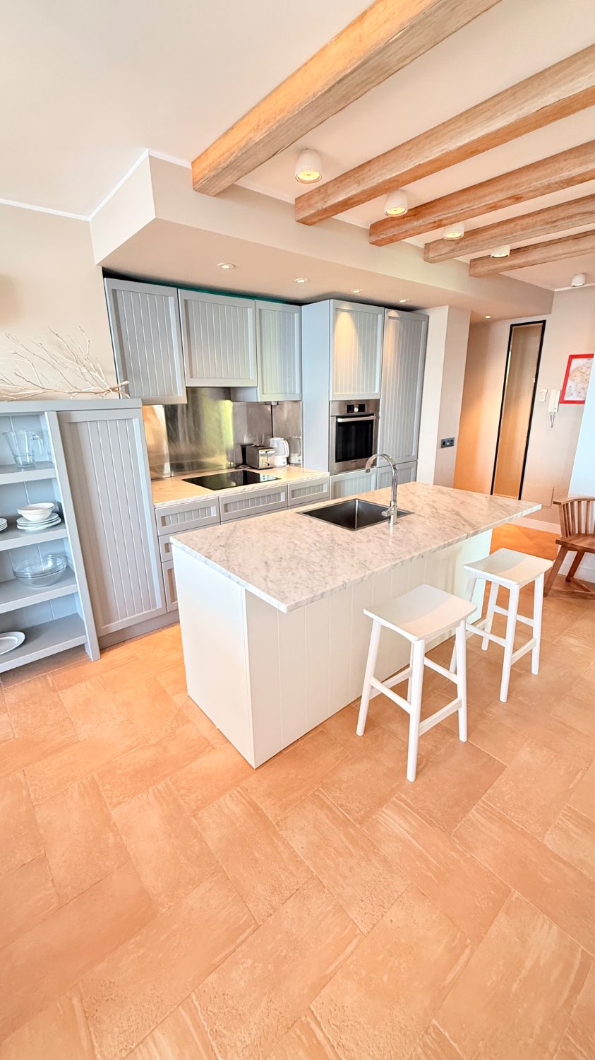 BEAUTIFUL AND SPACIOUS APARTMENT WITH VIEWS
