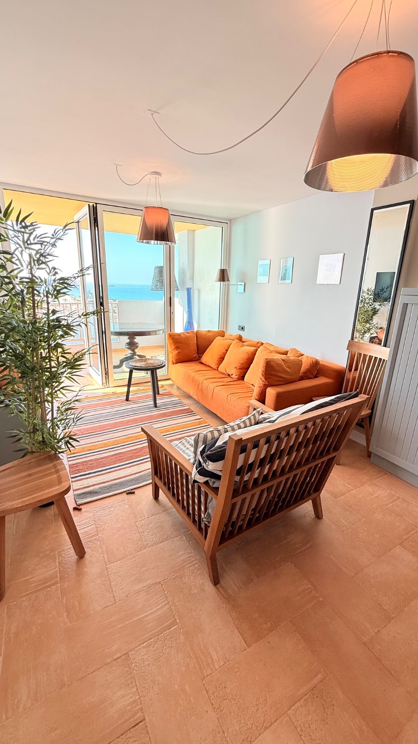 BEAUTIFUL AND SPACIOUS APARTMENT WITH VIEWS