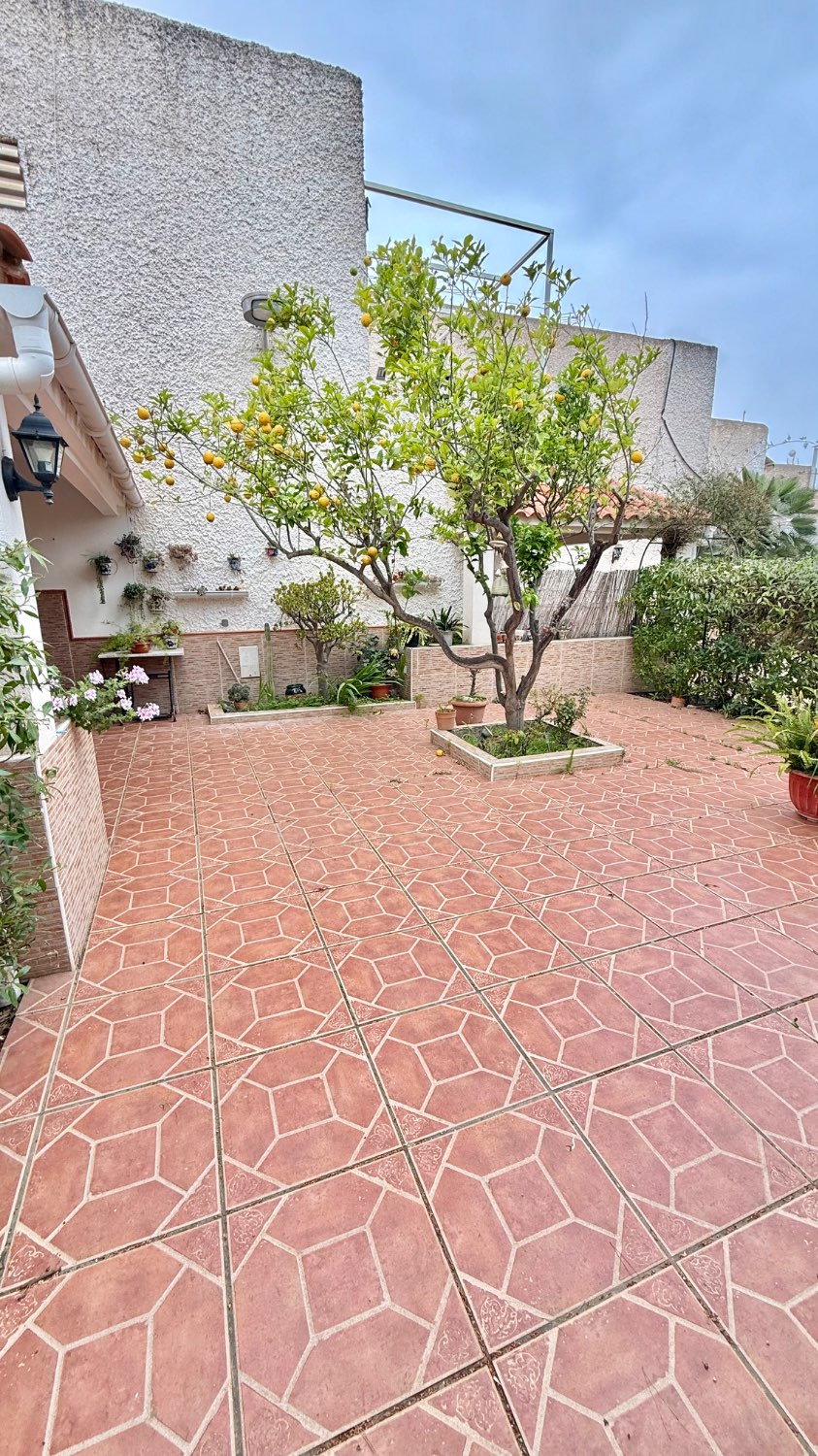PRECIOSA PLANTA BAJA CON JARDÍN
