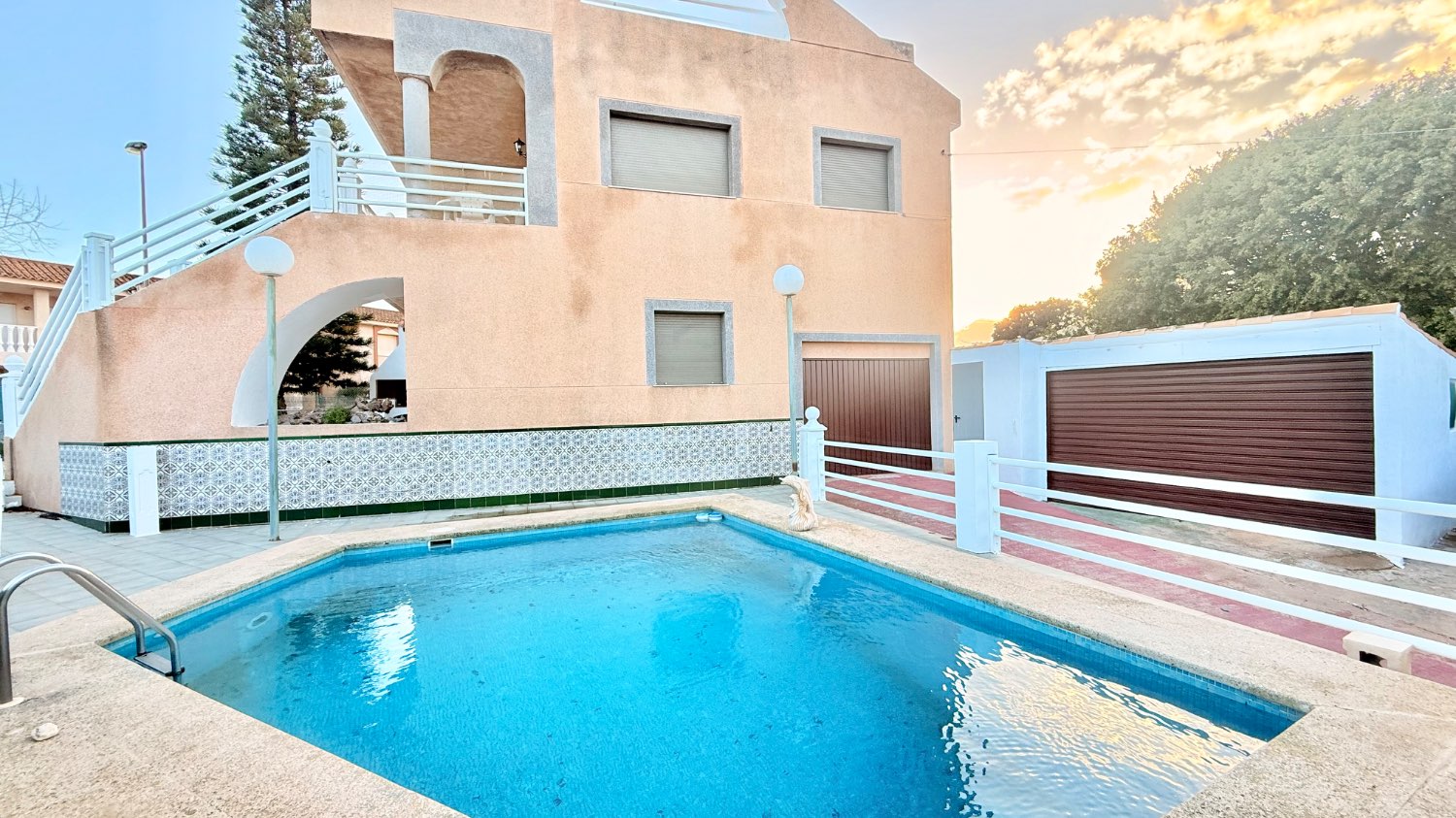 GRAN CHALET CON PARCELA INDEPENDIENTE Y PISCINA