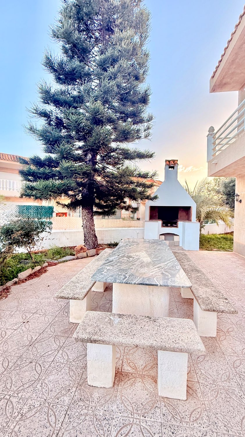 GRAN CHALET CON PARCELA INDEPENDIENTE Y PISCINA