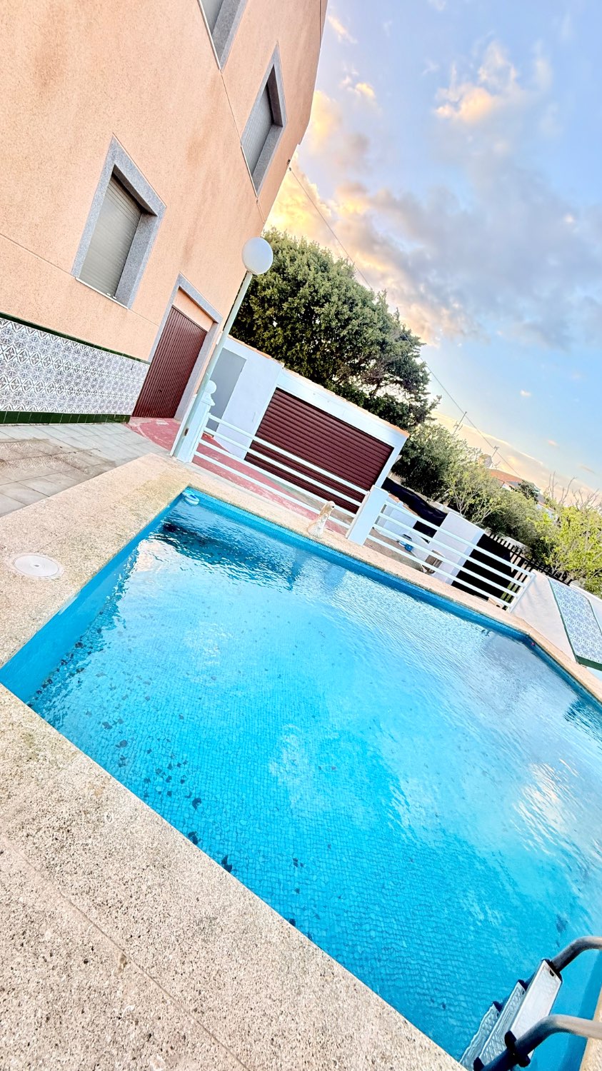 GRAN CHALET CON PARCELA INDEPENDIENTE Y PISCINA