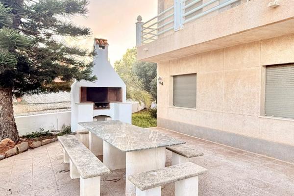 GRAN CHALET CON PARCELA INDEPENDIENTE Y PISCIN...